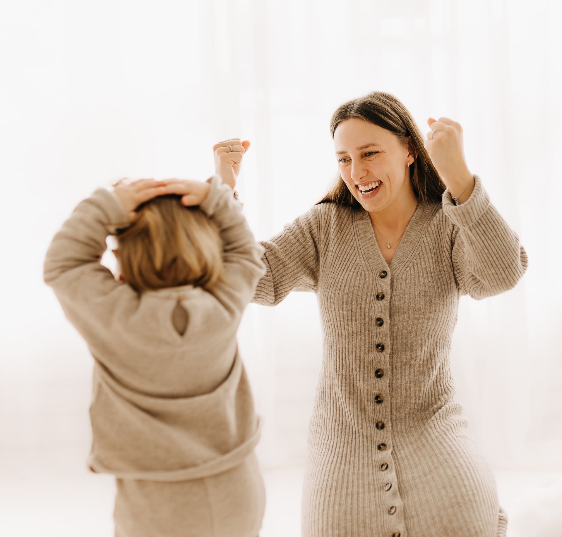 Mama und Kind tanzen fröhlich zusammen — Aktionstage Mini-Shooting Bottrop