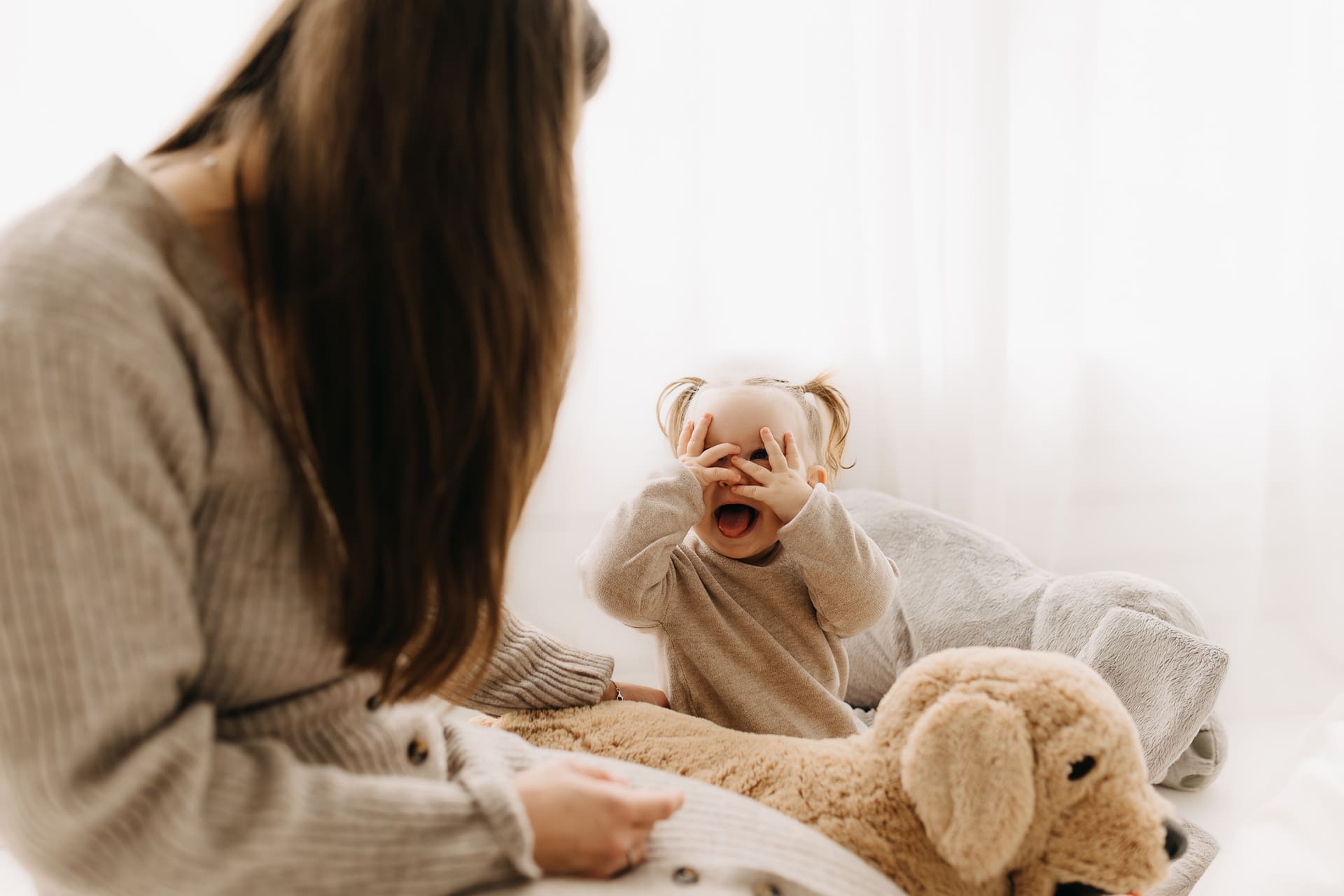 Kleinkind spielt Kuckuck und lacht — authentisches Familien-Shooting im Tageslichtstudio Bottrop