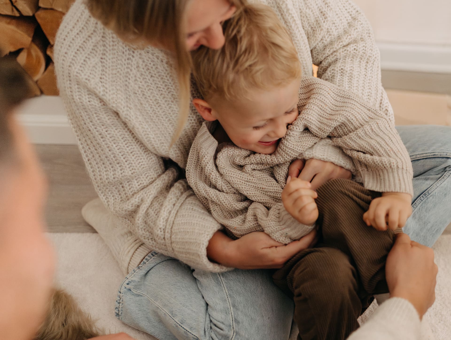 Mama umarmt ihren blonden Sohn innig — authentisches Familien-Shooting im Tageslichtstudio Bottrop