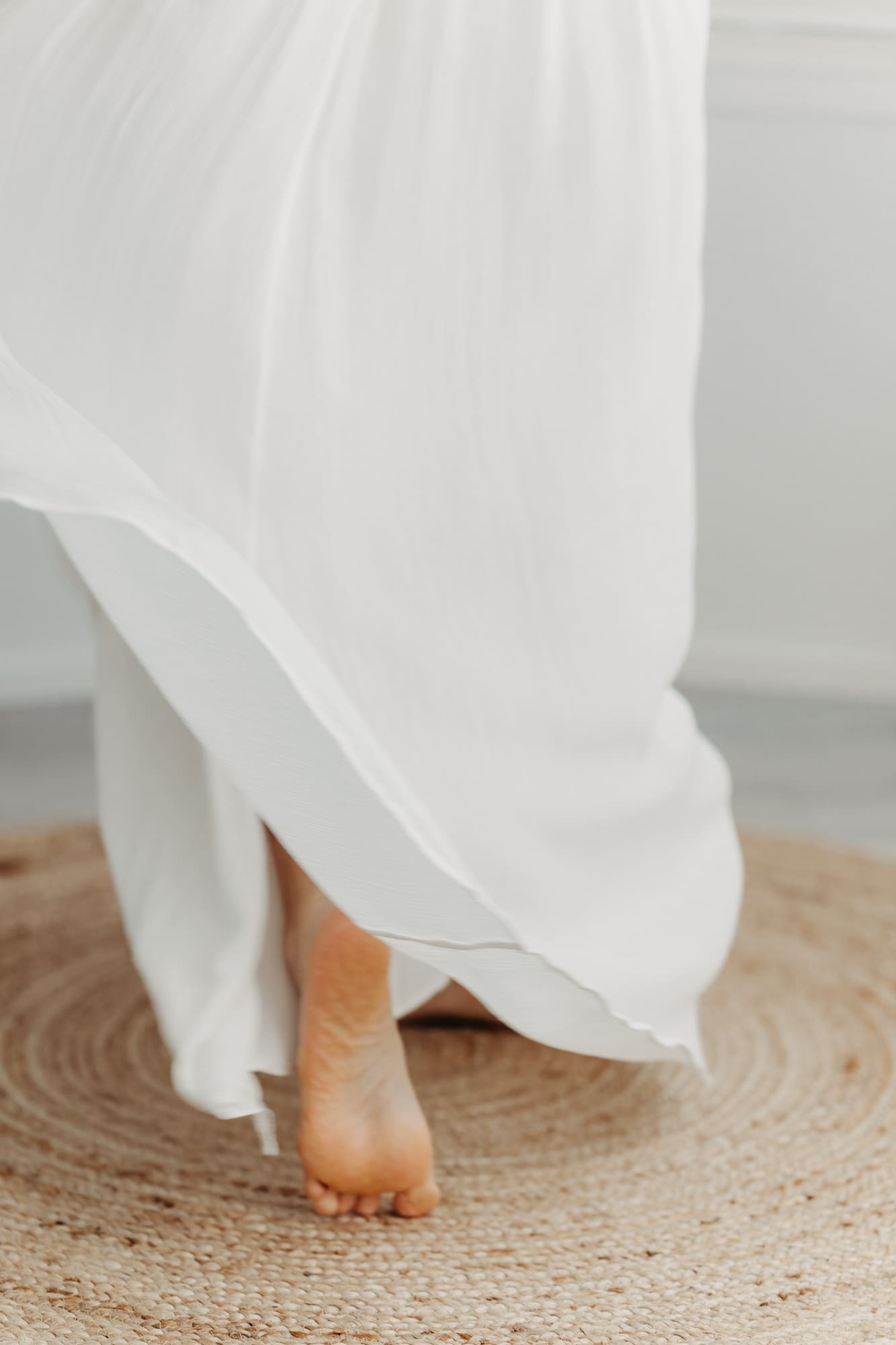 Detailaufnahme eines wehenden Shooting-Kleides aus dem Kundenkleiderschrank — Nicole Averkamp Fotografie