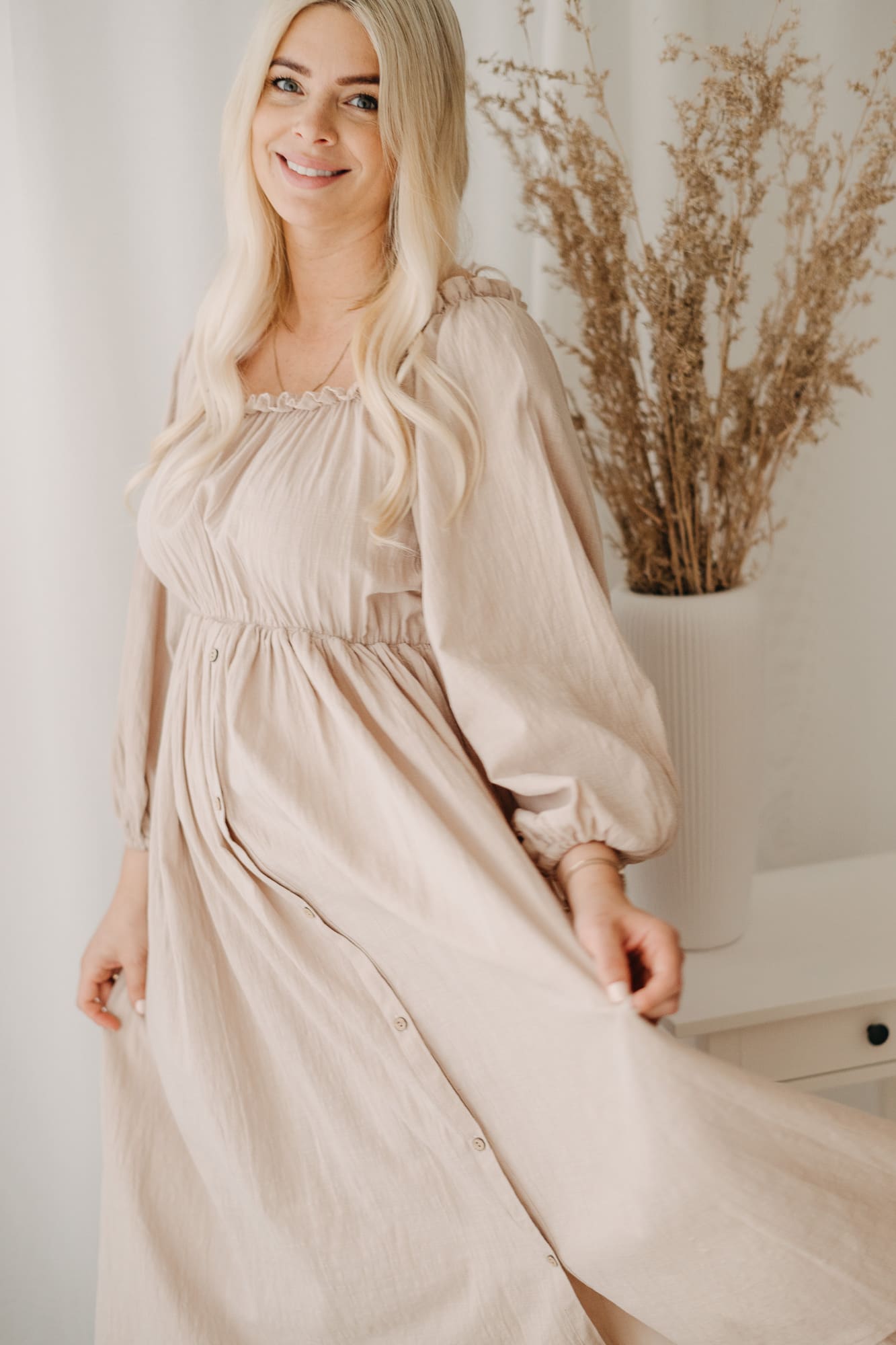 Mama im beigen Shooting-Kleid aus dem Kundenkleiderschrank — Tageslichtstudio Bottrop