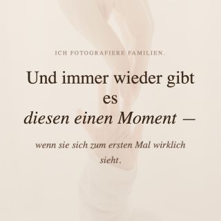 Ich fotografiere Familien.

Und immer wieder gibt es diesen einen Moment.

Wenn ich die Kamera umdrehe und ihr die ersten Bilder zeige.

Sie schaut.
Sagt nichts.
Scrollt zurück.
Schaut nochmal.

Nicht auf ihren Bauch.
Nicht auf die Augenringe.
Nicht auf das, was sie
sich eigentlich anders gewünscht hätte.

Sie sieht sich. Einfach sich.

Und dann — manchmal ganz leise — gefällt sie sich.

Nicht trotzdem. Sondern wirklich.

Ich habe diesen Moment unzählige Male erlebt.
Und er trifft mich jedes Mal neu.

Weil ich weiß, wie lange manche Frauen gewartet haben, bis sie sich erlaubt haben, ins Bild zu kommen.

Wenn du dir das auch wünschst — es gibt zwei Wege, wie wir das gemeinsam angehen können:

Der erste Weg:
Du kommst zu mir ins Studio.
Meine Aktionstage „Zeit mit Mama“ sind genau für diesen Moment gemacht:

30 Minuten. Nur ihr beide.
Du gibst die Verantwortung ab. Ich kümmere mich um den Rest.

✦ Neue Termine sind da.

Schreib mir „Aktion26“ in die DMs —
ich schicke dir alle Infos direkt ins Postfach.

—

Der zweite Weg:
Du fängst heute an.
Mit deinem Handy. Im Alltag.
Ohne Aufwand.

Schreibe mir „Sichtbar“ in die DMs und ich schenke dir meinen kostenlosen Guide direkt ins Postfach — damit du verstehst, warum du fast nie auf Familienfotos bist.

Und damit du heute noch ein erstes Mal drauf bist. 🤍

Dieser Moment — er gehört auch dir.