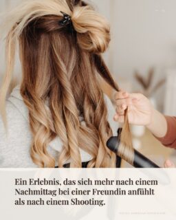 Ein Erlebnis, das sich mehr nach einem Nachmittag bei einer Freundin anfühlt als nach einem Shooting.

Die Frage, die mir fast jede Familie stellt, bevor wir uns kennenlernen: „Was sollen wir eigentlich anziehen?"

Und ich verstehe das so gut. Weil es eben nicht wirklich eine Outfit-Frage ist. Es ist die Angst, falsch zu liegen. Nicht zusammenzupassen. Das Shooting irgendwie zu ruinieren, bevor es überhaupt anfängt.

Deshalb beginnt jedes Shooting bei mir mit einer persönlichen Beratung — Outfits, Ablauf, Atmosphäre, alles. Du kommst vorbereitet. Und entspannt.

Und dann: Snacks, Musik, Zeit — nur für dich. Ganz ohne Druck.

Wenn du möchtest, hängen im Studio sogar Shooting-Kleider zum Anprobieren. Und professionelles Styling ist auf Wunsch dabei.

Jemand kümmert sich einmal nur um dich. Puuuh... wie lange ist das her?

💾 Speichere das für später, wenn du bereit bist.
Oder kommentiere **OUTFIT** — und ich schenke dir meinen Styling Outfit Guide. 🤍

---

#familienfotografie #familienfotografinnrw #shootingoutfit #familienoutfit #tageslichtstudio #familienshooting #bottrop #ruhrgebiet #shootingstyle #outfitinspo #familienfotos #newbornshooting #mamalife
