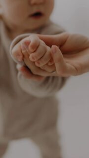 Die, die alles festhält, fehlt am Ende selbst…

Scroll mal 30 Bilder in deiner Handygalerie zurück.

Wie oft bist du drauf?

Wenn die Antwort wehtut: 
Das Sichtbar-Mama System zeigt dir in 9 Schritten, wie du mit deinem Handy endlich selbst mit auf die Bilder kommst. 

Entspannt. 
Ohne Technikstress. 
Ohne auf jemanden warten zu müssen.

Kommentiere „Sichtbar26“ und mein engagierter Chatbot sendet dir direkt weitere Infos ins Postfach 🤗

#sichtbarmama #mamafotografie #handyfotografie #mamaleben #familienfotografie mamaimBild