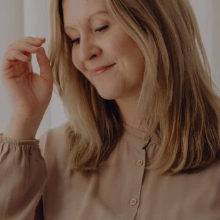 Ich bin Familienfotografin in Bottrop und habe dieses Weihnachten gemerkt, dass ich auf kaum einem Bild mit meinem eigenen Kind bin.

Nicht, weil ich nicht da war.
Sondern weil ich – wie so viele Mamas – die bin, die festhält.

Zwischen den Jahren habe ich meine Handy-Galerie durchgesehen.

Ein ganzes Jahr.
So viele Momente.
So wenige Bilder, auf denen ich selbst sichtbar bin.

Genau daraus entstehen meine Aktionstage 2026:
ruhige Mini-Shootings in Bottrop – ohne Stress, ohne Posen, ohne Leistungsdruck.

Für Erinnerungen, die nicht laut sind, aber bleiben.

👉 Wenn du mehr erfahren möchtest,
schreib mir „Aktion26“ per DM.

Ich schicke dir alle Infos ganz in Ruhe zu.

Und wenn du ehrliche Gedanken übers Mama-Sein
und zeitlose Familienfotos magst:

Folge mir gern 🤍

Familienfotografin Bottrop
Mini-Shootings Bottrop
Aktionstage 2026
Mama & Kind Fotoshooting
Papa & Kind Fotoshooting
Fotografin für Familien Bottrop

#familienfotografinbottrop #minishootingsbottrop #aktionstage2026
#mamasein #mamaleben familienfotos erinnerungen ruhrgebietmamas