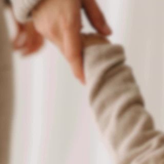 Dieser eine Satz hat dich mehr Fotos gekostet als jede schlechte Kamera.

Du kennst ihn. Du sagst ihn dir jedes Mal, wenn jemand das Handy zückt. 

Und dann drehst du dich weg. Oder du hältst die Kamera lieber selbst. Oder du sagst: Macht ohne mich.

Und abends scrollst du durch die Galerie. Kind, Kind, Kind, Papa, Kind. Und du? Nirgends.

Nicht weil dich keiner fotografieren wollte. 

Sondern weil du dir selbst nicht erlaubt hast, im Bild zu sein.

Genau dafür hab ich das Sichtbar-Mama-System gebaut. 

Nicht noch ein Fotografie-Kurs. 

Sondern der Moment, in dem du aufhörst, dich rauszuziehen.

Kommentiere mit SICHTBAR26 und ich schick dir alles per DM 🤍.​​​​​​​