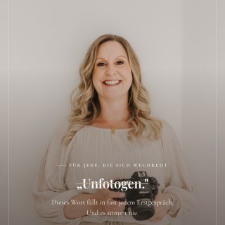 „Unfotogen.” Dieses Wort fällt in fast jedem Erstgespräch.

Das kennst du auch, oder?

Du drehst dich weg, sobald jemand die Kamera rausholt. Seit Jahren. Und auf fast allen Familienfotos fehlst du — weil du lieber fotografierst als fotografiert wirst.

Das Bild, das du von dir hast, ist nicht unbedingt das Bild, das andere sehen. Das ist vielleicht kein Trost (soll es auch nicht sein..). Das ist einfach wahr.

Das Gefühl oder die Überzeugung nicht fotogen zu sein ist kein “Körper-Problem”. Meiner Erfahrung nach ist dieses Gefühl ein Vertrauensproblem.

Denn wenn  jemand hinter der Kamera steht, dem du wirklich vertraust — dann vergisst du, dass die Kamera da ist.

Und genau dann entsteht das Foto - Das eine, auf dem du bleibst.

In meinem Tageslicht-Studio in Bottrop erlebe ich das regelmäßig. Und auch ich selbst habe diese Erfahrung schon mehr als einmal für mich gemacht.

Deshalb ist dieser Post für Frauen, die sicher sind: mit ihnen geht das nicht.

Wann hast du dich zuletzt wirklich gut auf einem Foto gefühlt?

Schreib’s mir in die Kommentare — ich lese jeden einzelnen.

#familienfotografiebottrop #fotografinnrw #kamerascheu #familienfotos #mütter familienshooting babyfotografie newbornshooting photographynrw bottrop ruhrgebiet tageslichtstudio echtemomente familienfotografin portraitfotografie