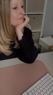 Ich war früher nie die Lauteste.
Nicht die, die zuerst auffällt.
Nicht die, die den Raum füllt.

Früher dachte ich, das wäre ein Nachteil.
Heute als Familienfotografin mit Tageslichtstudio weiß ich:
Das ist genau der Grund, warum Menschen bei mir ankommen.

Meine Ruhe schafft Raum.
Für echtes Atmen.
Für Nähe.
Für das, was zwischen Menschen passiert,
wenn niemand etwas von ihnen erwartet.

Vielleicht fühlst du dich genauso.
Vielleicht kennst du dieses Gefühl,
„zu sensibel“ oder „zu ruhig“ zu sein.

Es ist keine Schwäche.
Es ist Tiefe.

💬 Folge mir, wenn du dich darin wiederfindest.

fotografin bottrop, Studio bottrop, familienfotografie bottrop, familienfotografin nrw

#fotografin #behindthebrand #persönlich #ruhigeästhetik #familienfotografie