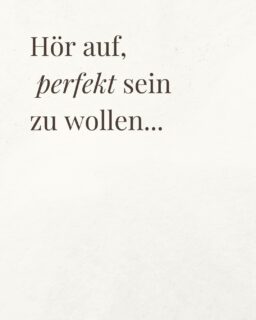 Manchmal sind es nicht die Bilder,
die perfekt aussehen —
sondern die, die echt fühlen lassen.

Diese drei kleinen Momente:
ein Blick,
eine Berührung,
eine kleine Bewegung…
sie erzählen mehr über euch
als jede gestellte Pose.

Perfektion ist laut.
Echtheit ist leise.
Und genau deshalb bleibt sie.

💛 Wenn du Bilder möchtest, die Jahre später noch etwas auslösen,
bist du bei mir richtig. 

👉 Schreib mir "INFO" als DM oder in die Kommentare und ich schicke dir weitere Infos unverbindlich direkt ins Postfach.

Babybauchshooting • Familienfotografie • Newbornshooting
Familienfotografin Bottrop • Mama werden

#familienfotografie
#familienfotografinbottrop
#babybauchshooting
#echtemomente
#authentischefamilienfotos
#mamawerden
#neugeborenenliebe
#gefühlimbild
#berührendemomente
